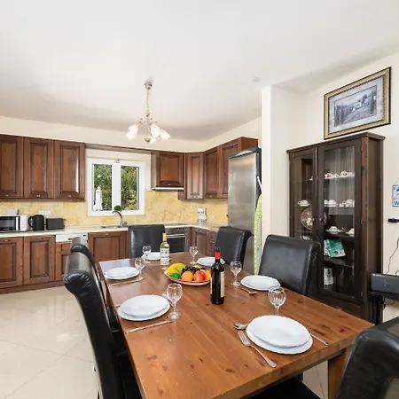 Aliona Villa Mavrata